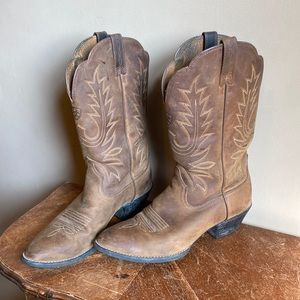 Ariat women’s Heritage R Toe Western Boot